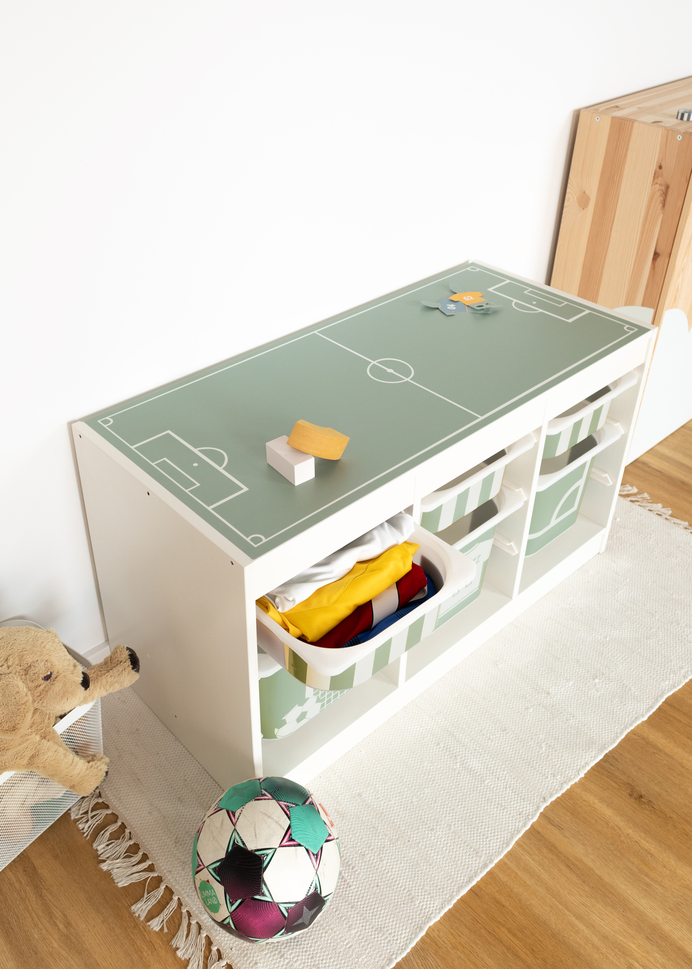 Ikea Trofast Klebefolie als Fußball Deko für dein Fußball Kinderzimmer als Fußballzimmer Deko mit Fußballmotiven passend für die Fußball EM
