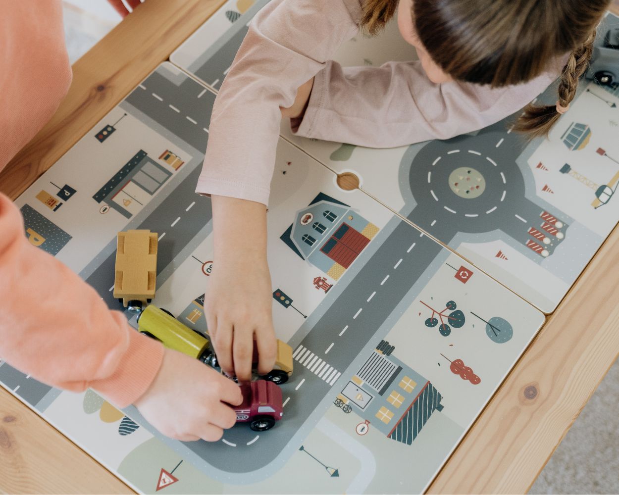 Kinder spielen an Spieltisch Stadt