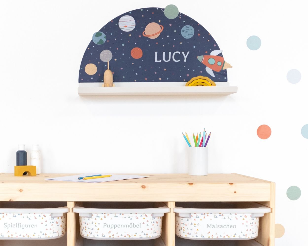 Wandtattoo personalisiert für IKEA Wandregal im Babyzimmer