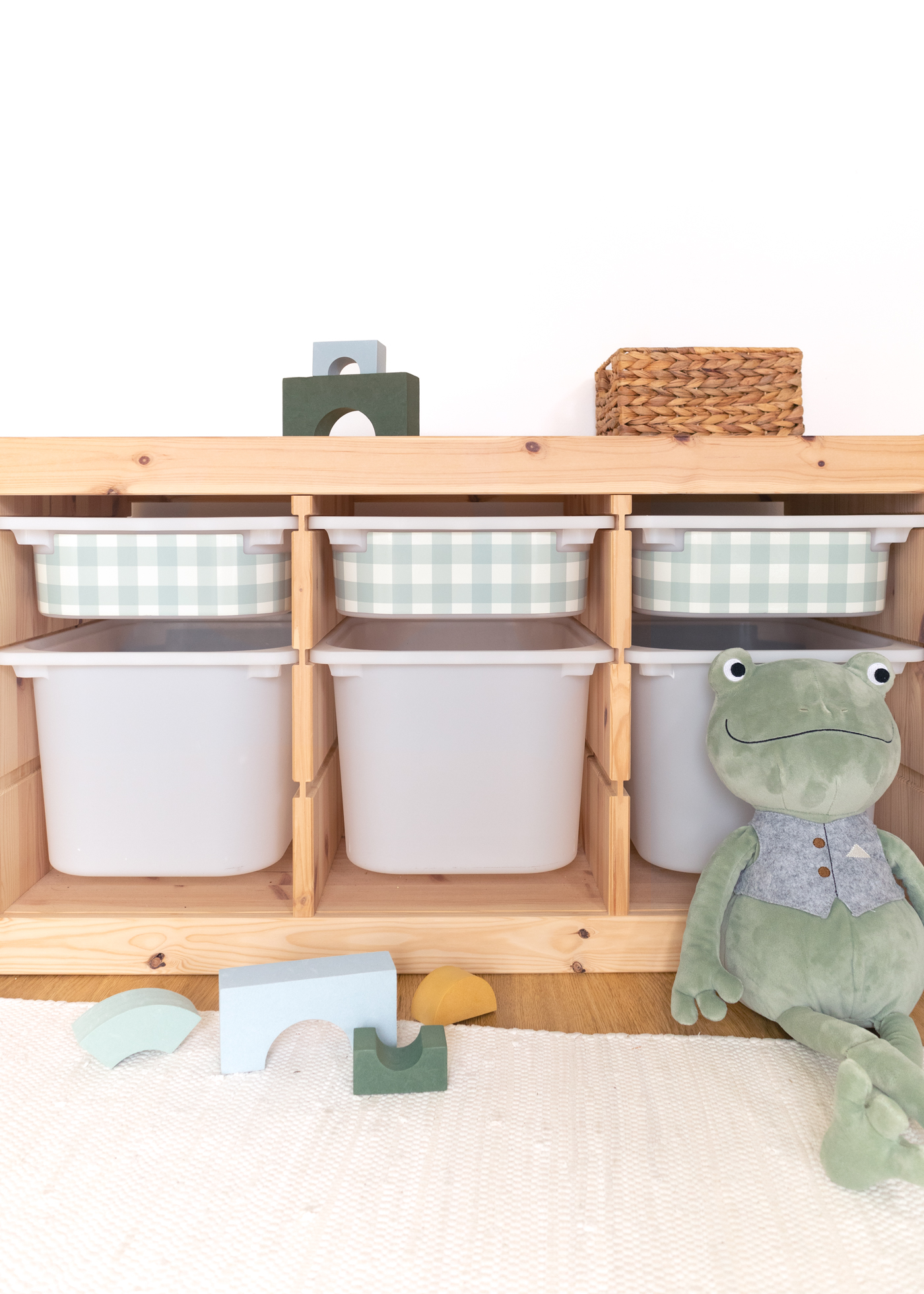 Klebefolie mit Karomuster für IKEA TROFAST Boxen im Kinderzimmer anbringen