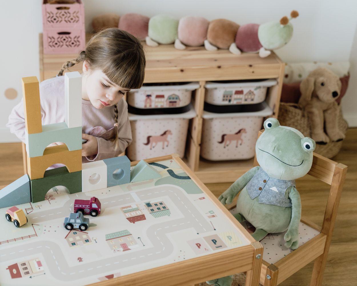 Kind am spielen im Kinderzimmer