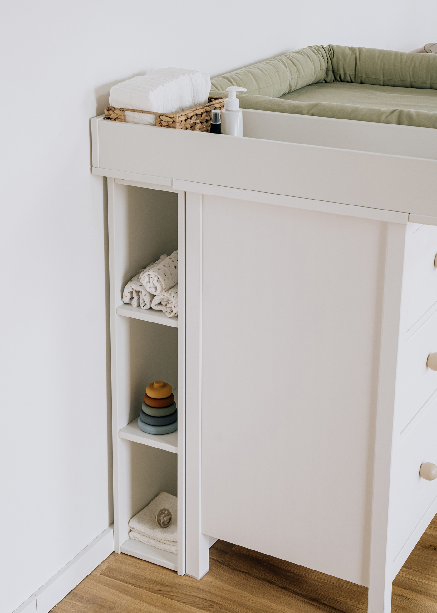 umfunktionierte IKEA HEMNES Kommode als Wickeltisch mit Regal