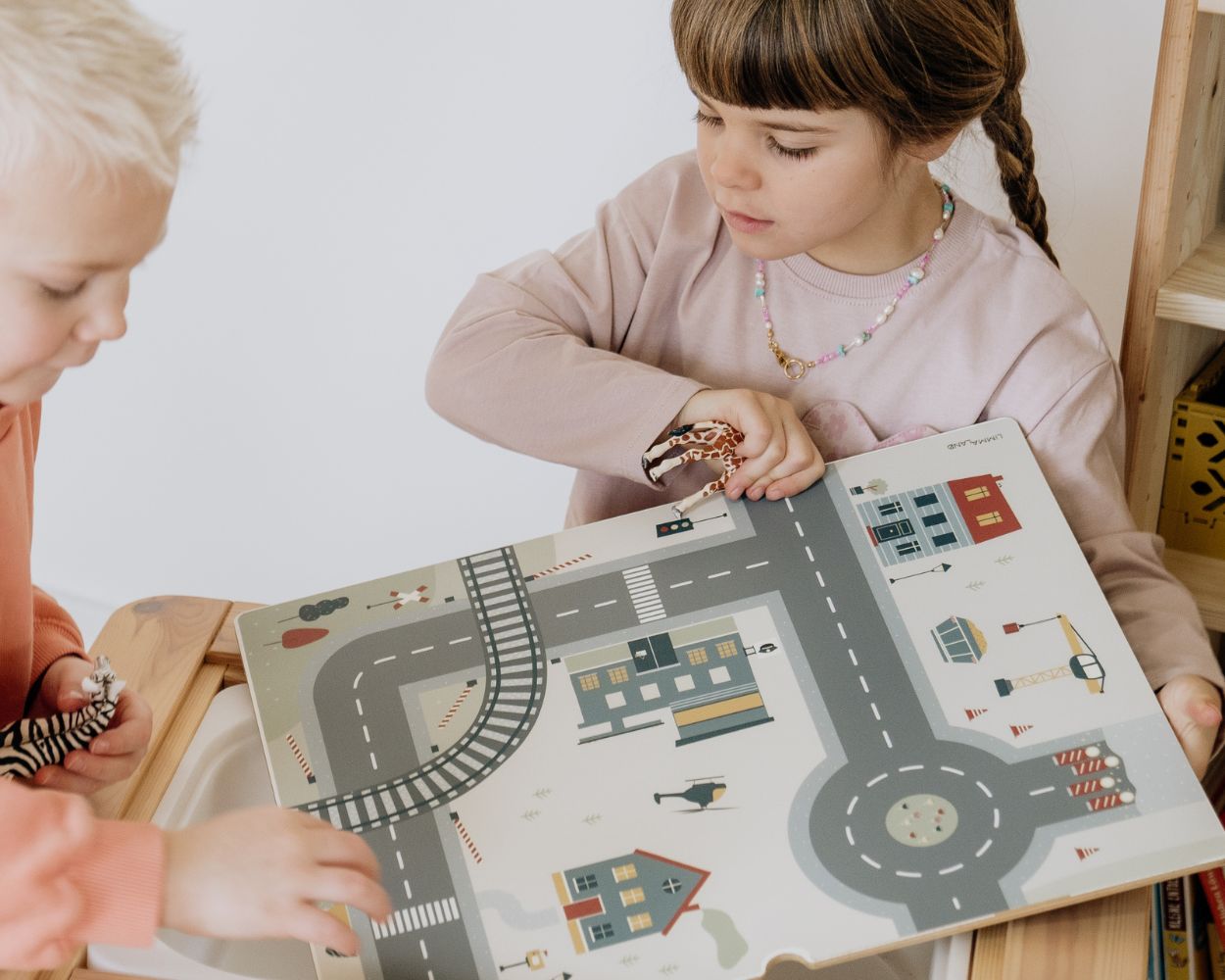 Kinder spielen am Multifunktionstisch