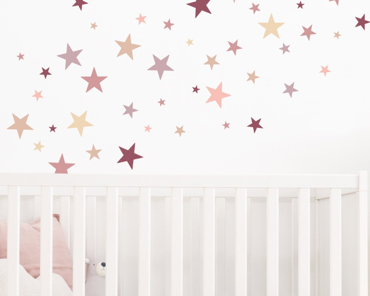 Wandgestaltung im Babyzimmer mit Wandsticker Sterne