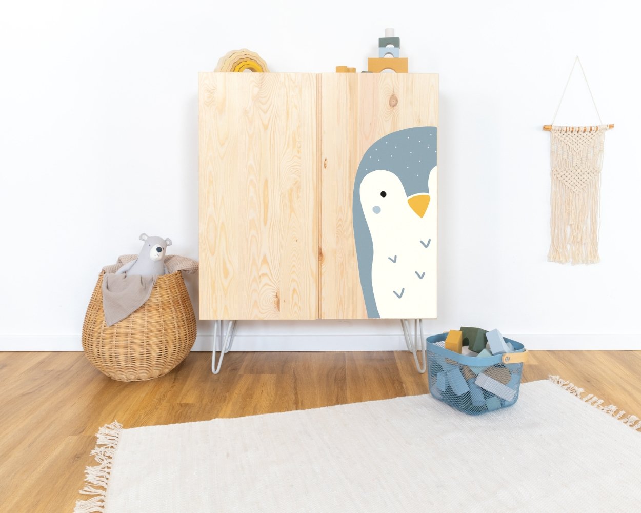 Niedliche Deko mit Pinguin Möbelfolie für den IKEA IVAR Schrank im Babyzimmer