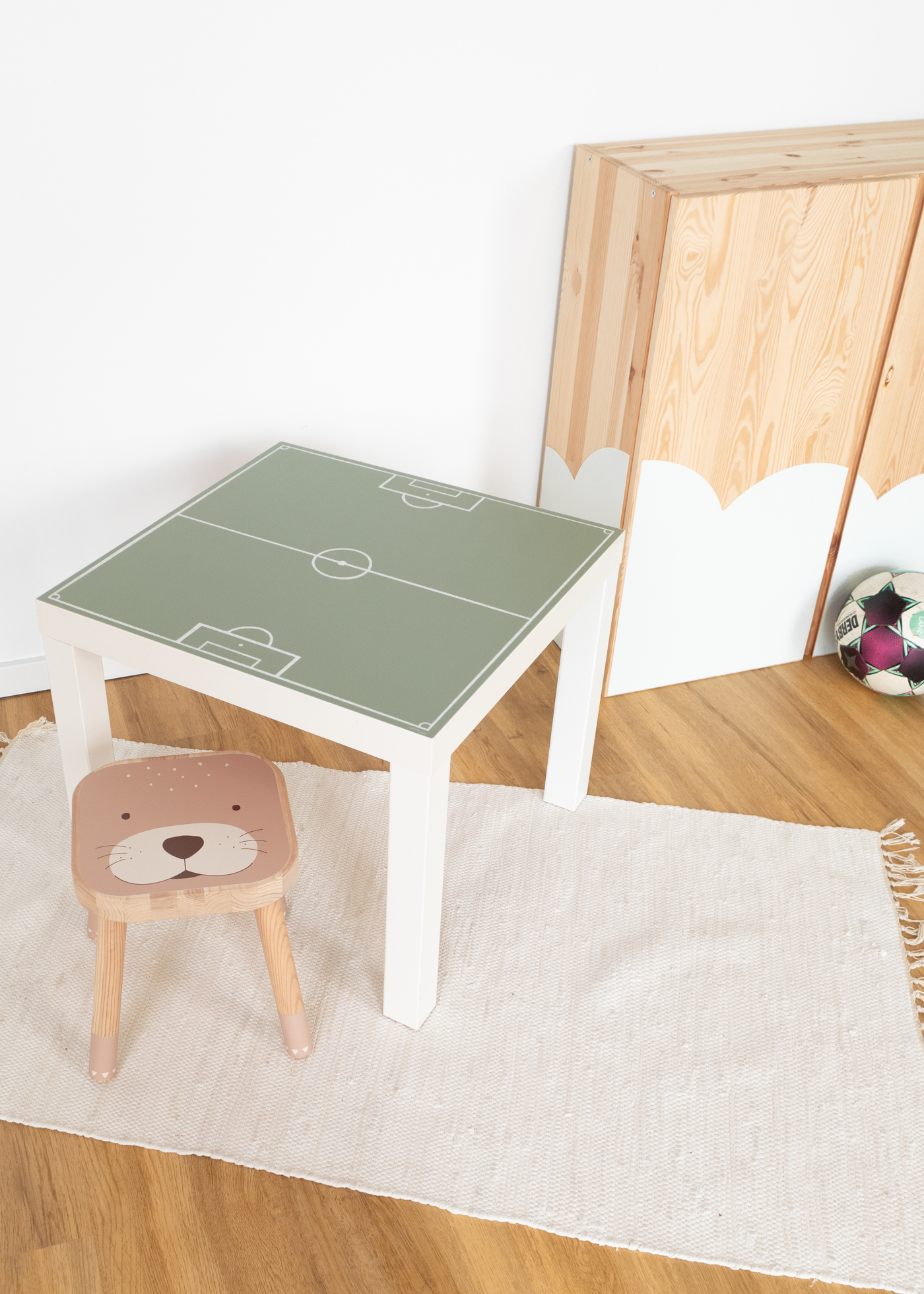IKEA LACK Klebefolie als Fußball Deko für dein Fußball Kinderzimmer als Fußballzimmer Deko mit Fußballmotiven passend für die Fußball EM