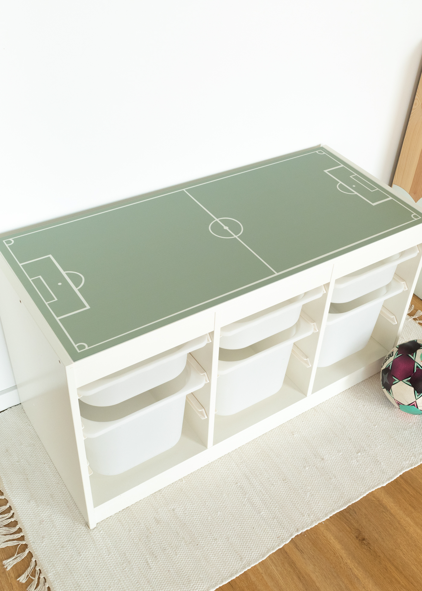 Ikea Trofast Klebefolie als Fußball Deko für dein Fußball Kinderzimmer als Fußballzimmer Deko mit Fußballmotiven passend für die Fußball EM
