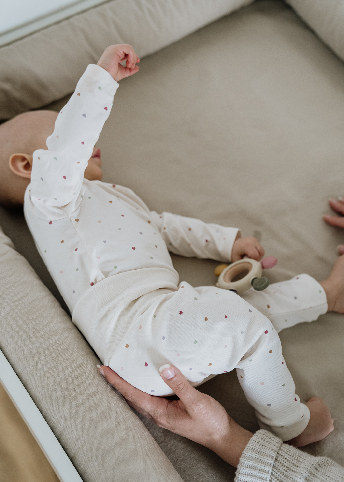 Ein glückliches Baby liegt auf dem Wickeltisch