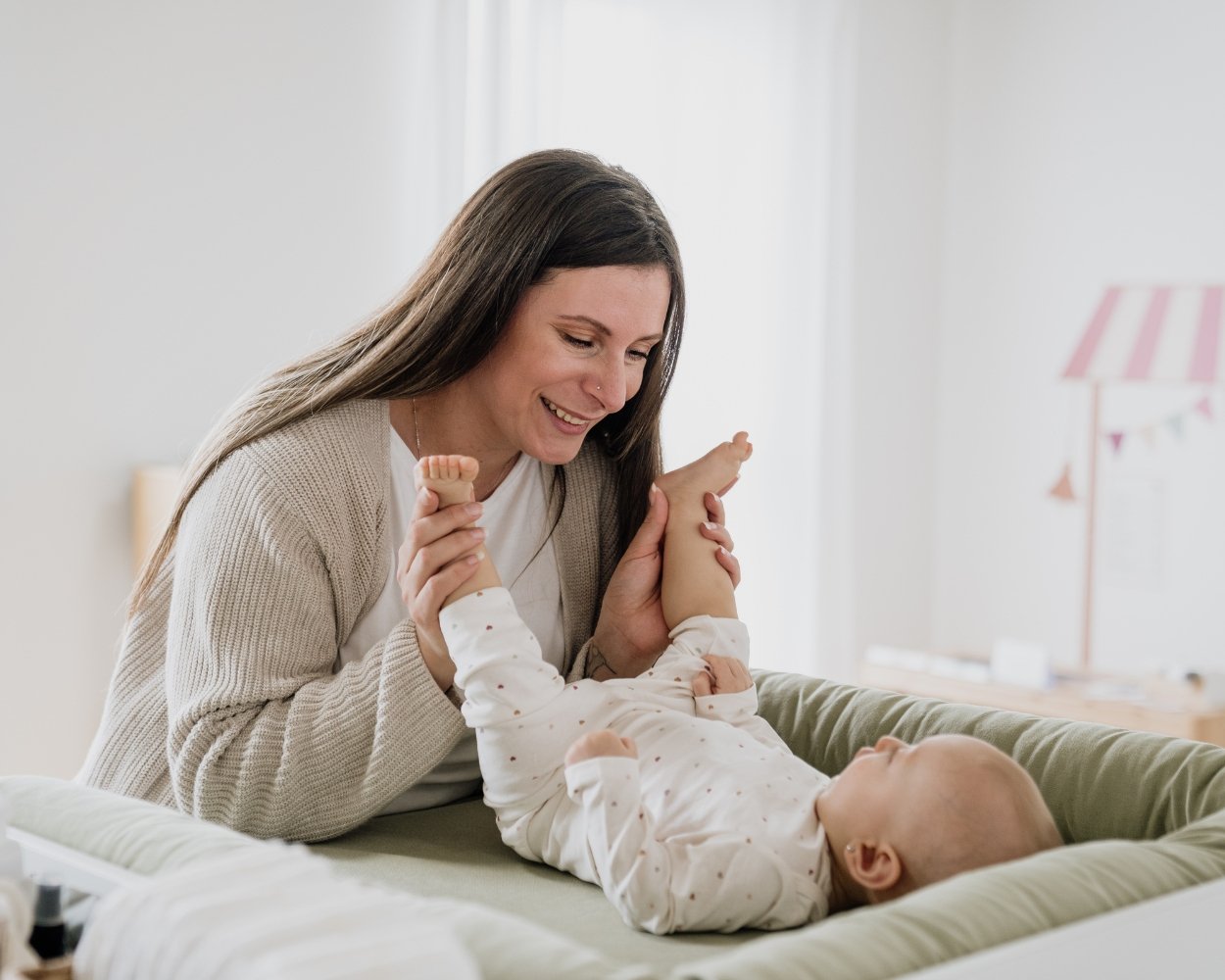 Baby wickeln auf der Wickelkommode