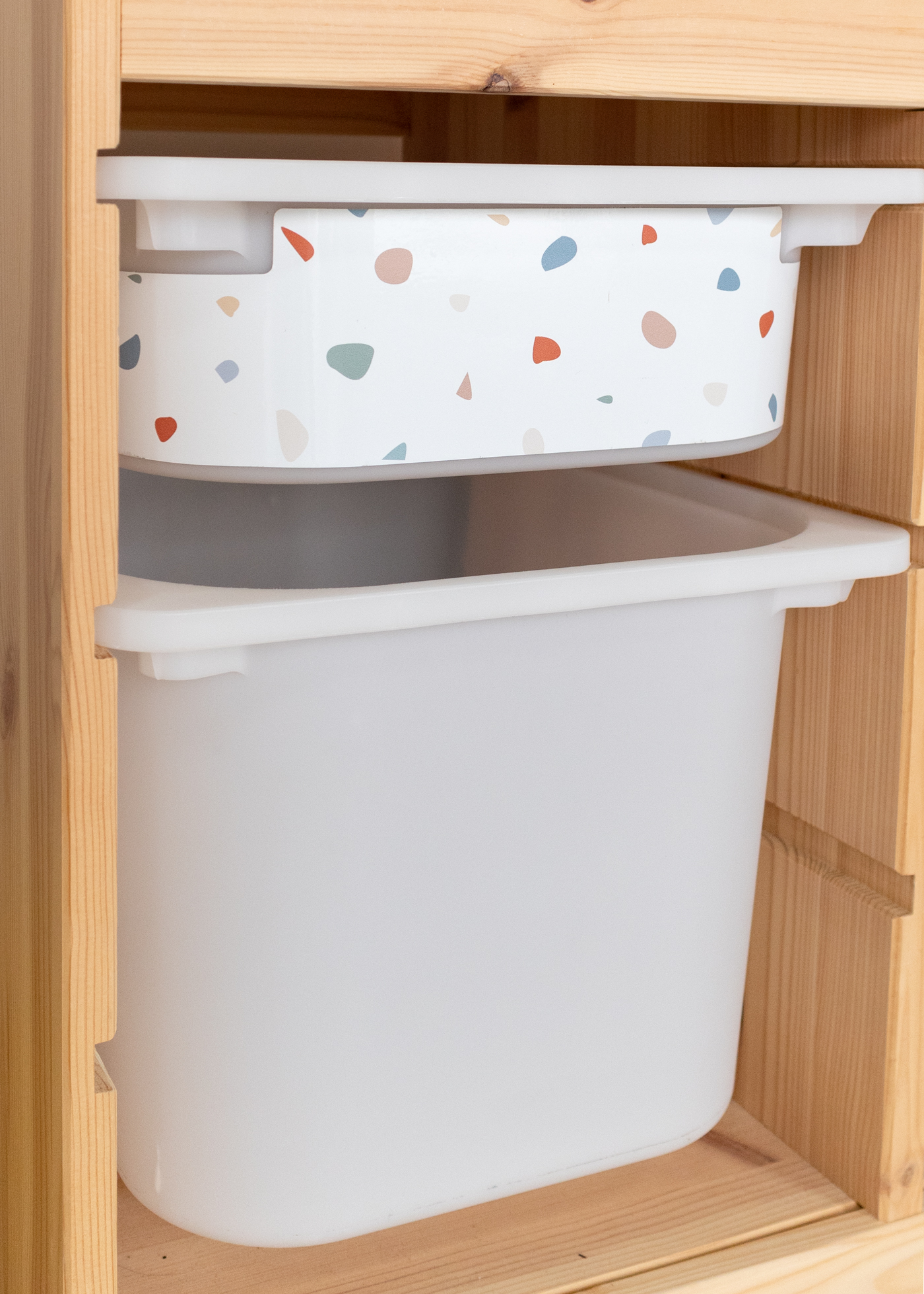 IKEA TROFAST Regal mit strahlendem Terrazzo Muster